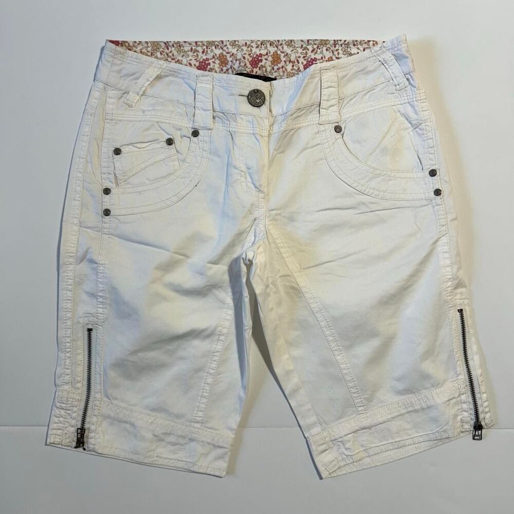 Mastino Women's cream white cargo shorts with floral lining and zipper details